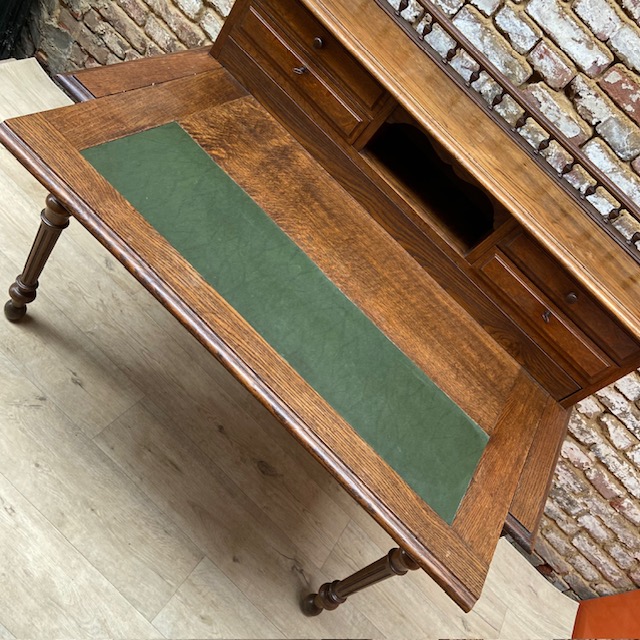 Bureau ancien à gradin
