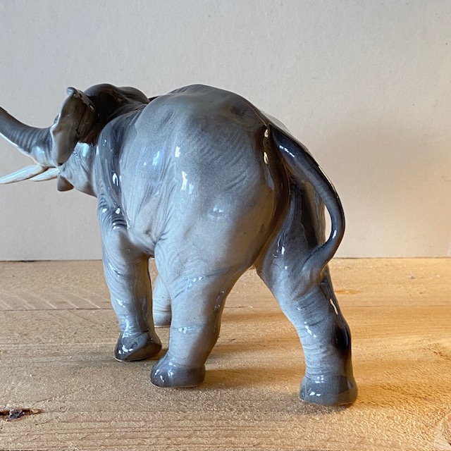 Éléphant en céramique