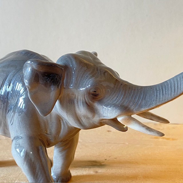 Éléphant en céramique