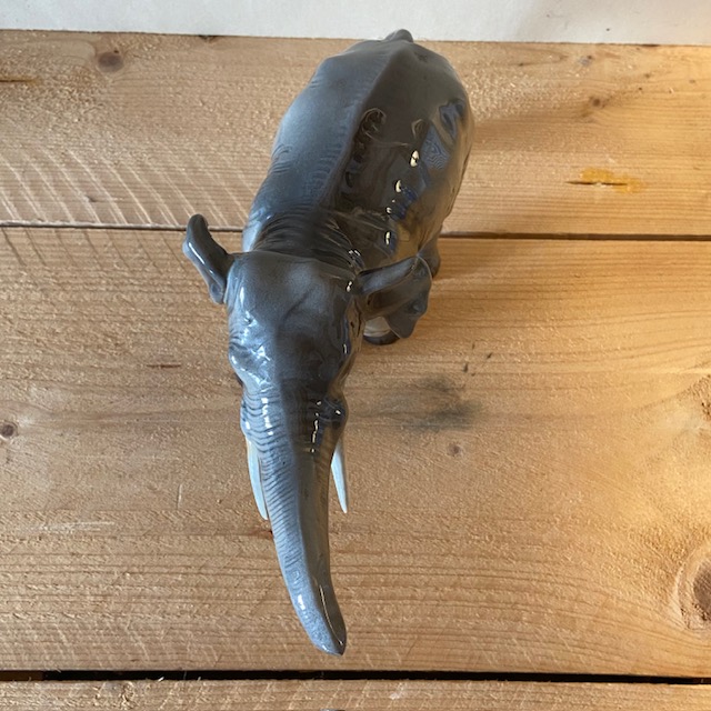 Éléphant en céramique