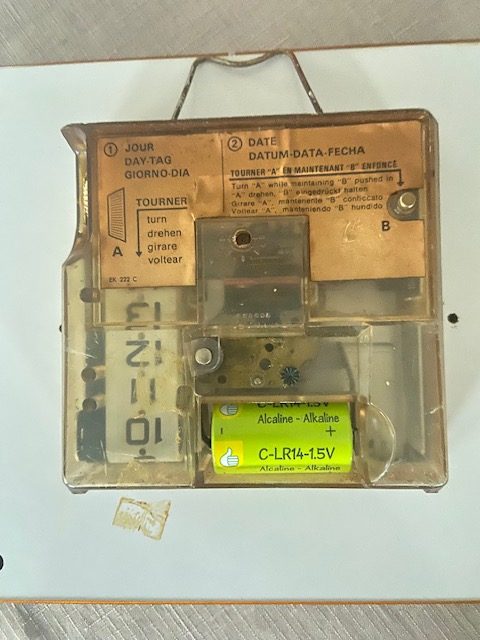 IMG_4831 Ancienne pendule murale vintage Jaz Transistor avec calendrier (1960s)